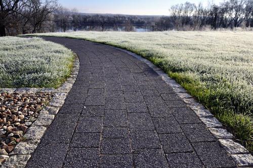 Aranżacja krętych i nieregularnych ścieżek w ogrodzie